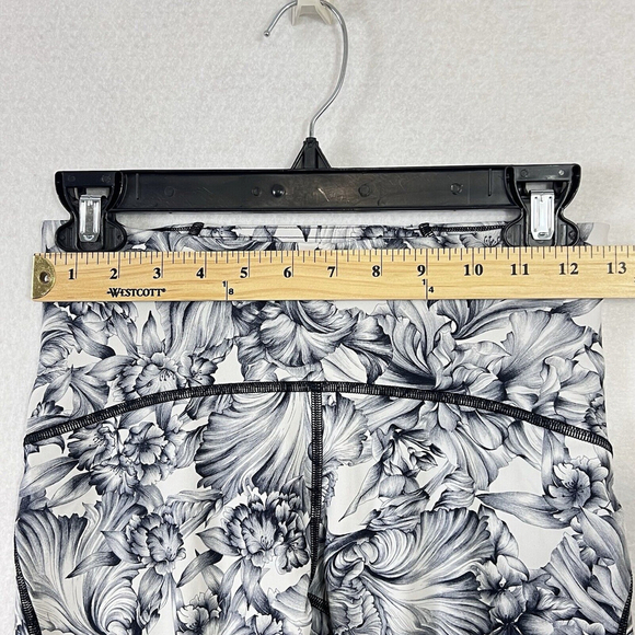 Lululemon Leggings Sz 6 Train Times 7/8 Pant Light Garden White Black Floral - Picture 11 of 13